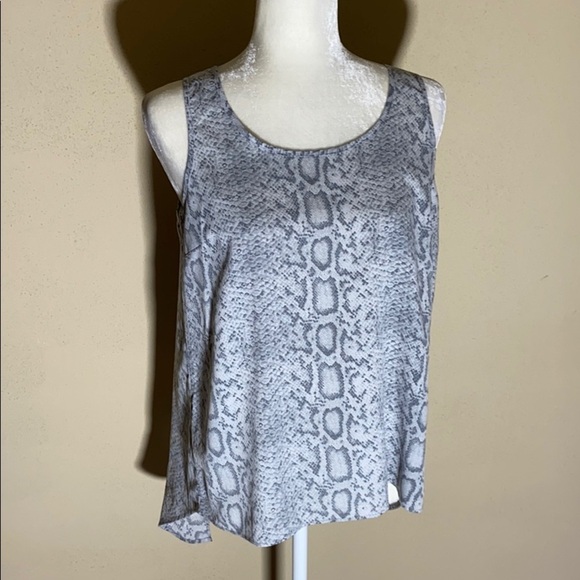 Attention sleeveless Top - Picture 2 of 6